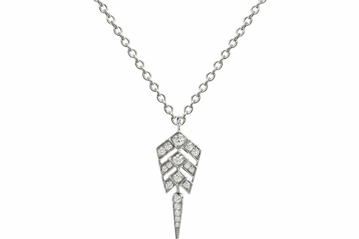 Le collier statement, un accessoire audacieux pour ajouter du caractère à vos tenues.