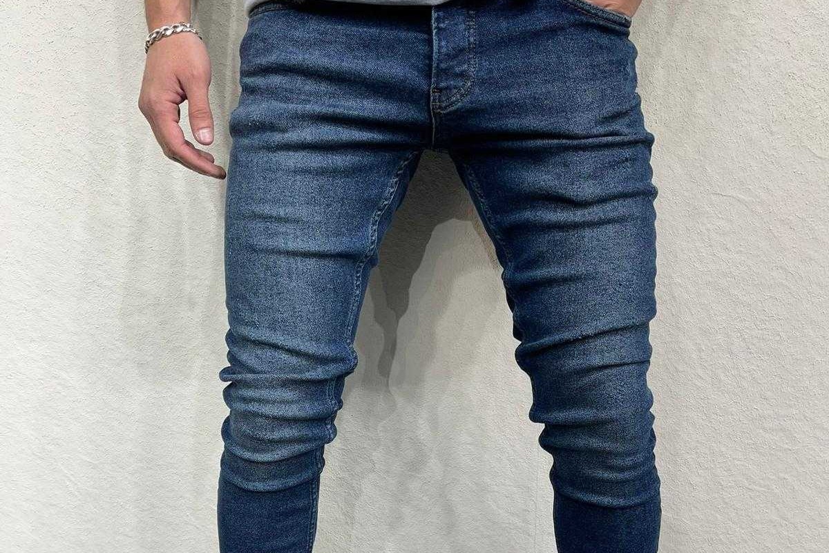 Le jean slim, un incontournable de la mode pour une silhouette moderne et épurée.
