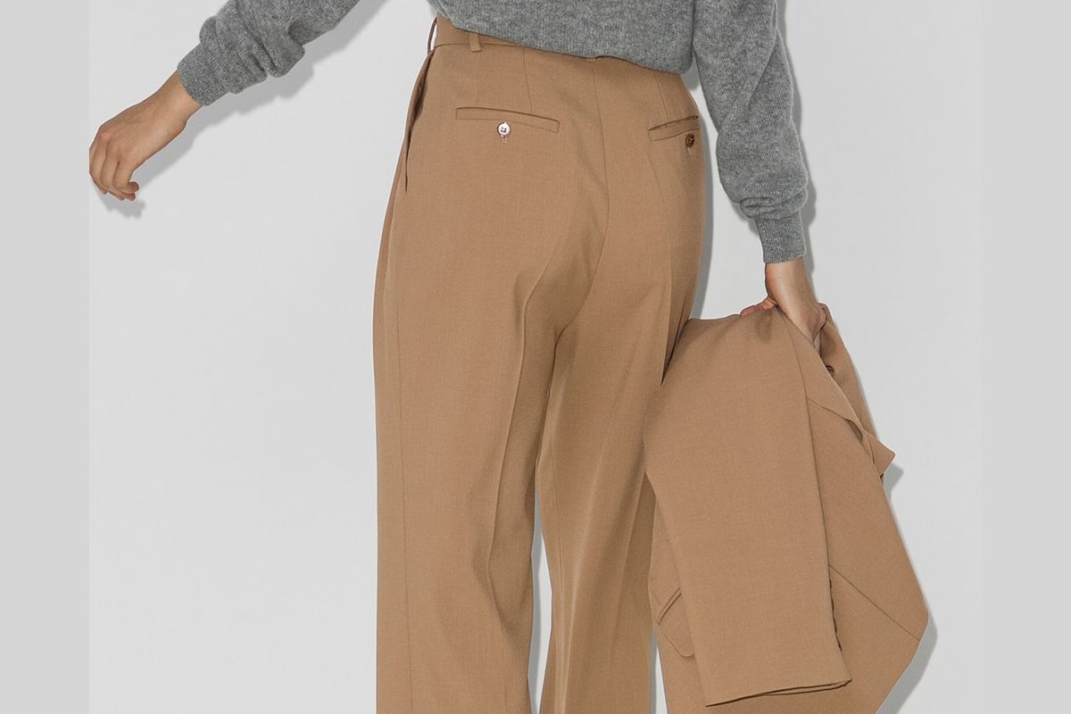 Le pantalon plissé de The Frankie Shop, une pièce élégante et fluide pour une allure sophistiquée.