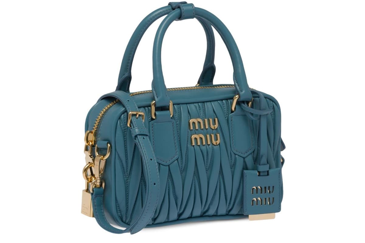 Le sac Arcadie en daim de Miu Miu, une pièce luxueuse et intemporelle pour un style raffiné.