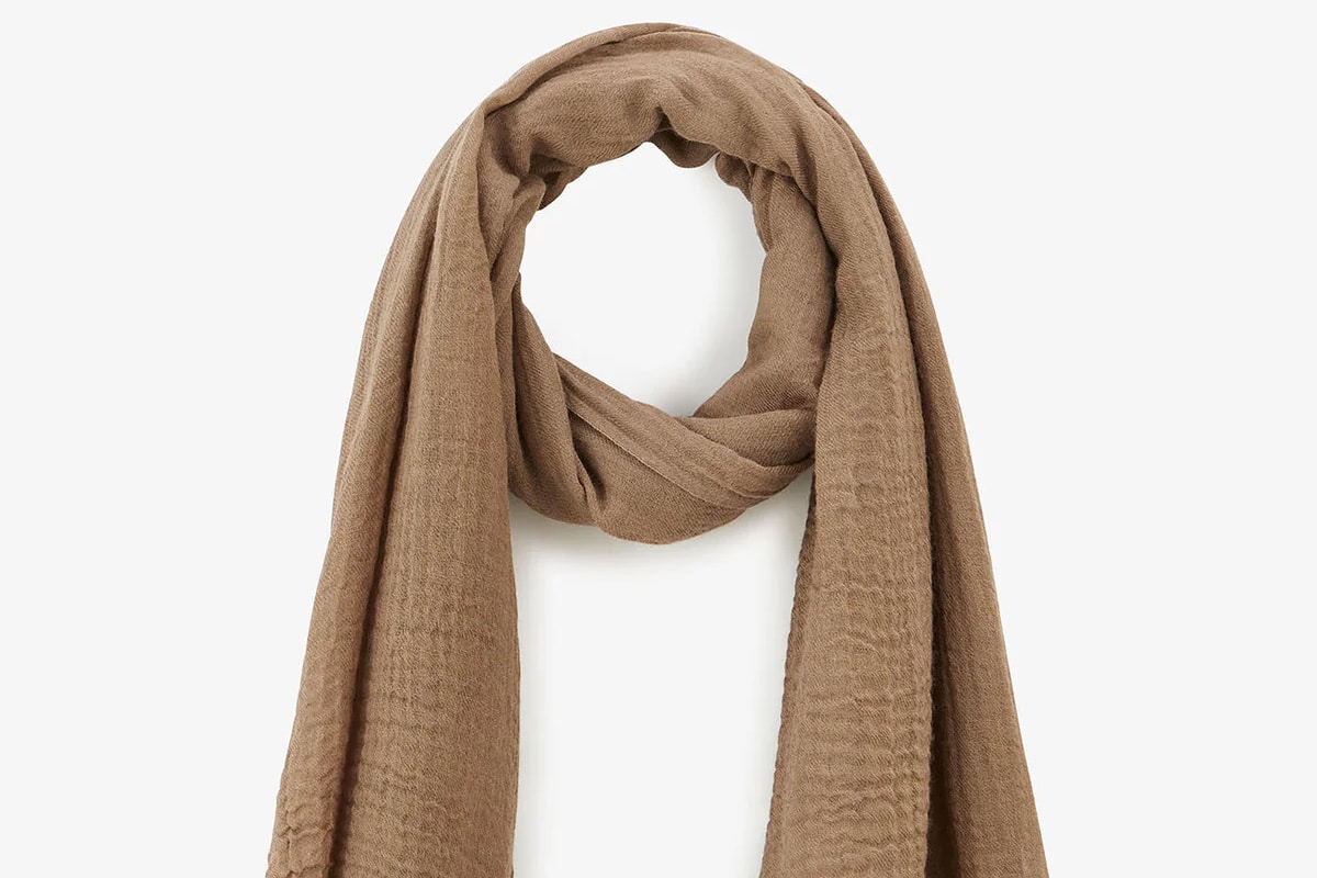 L’écharpe fine, un accessoire léger et élégant pour parfaire vos tenues hivernales.