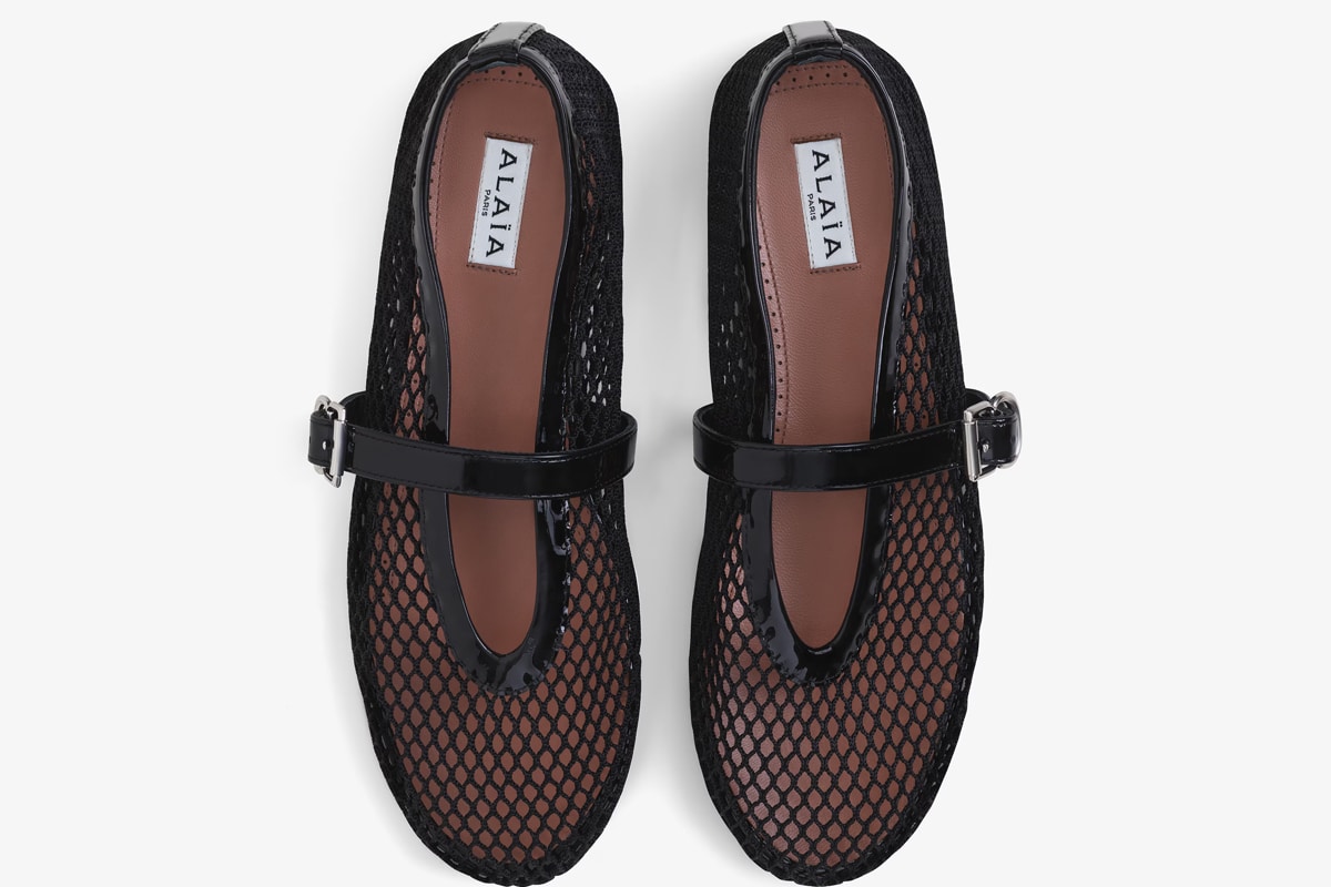 Les ballerines en résille Alaia, une pièce élégante et délicate pour un look sophistiqué.