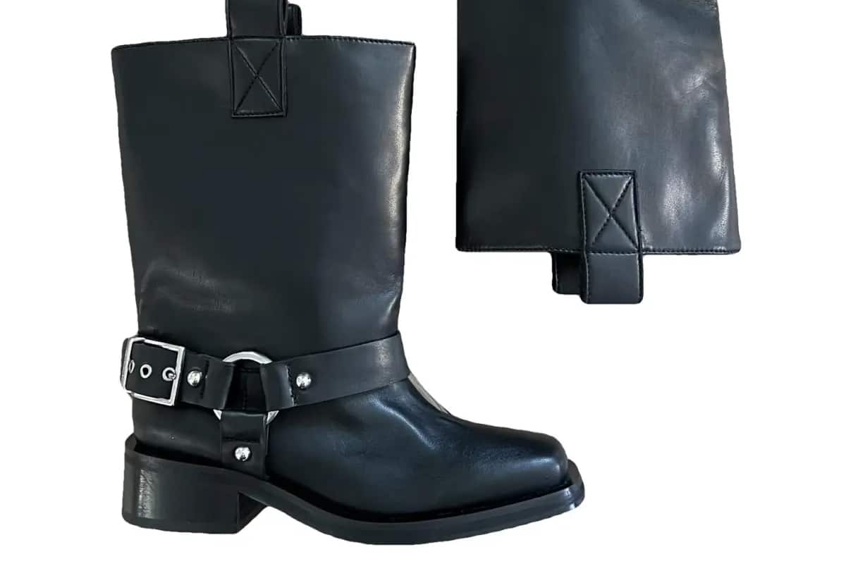 Les bottes de motard de Ganni, un modèle audacieux et tendance pour un look rock et moderne.