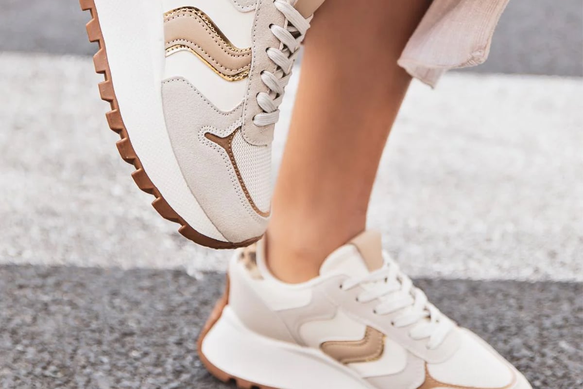 Les sneakers compensées, une combinaison parfaite de confort et de hauteur tendance.