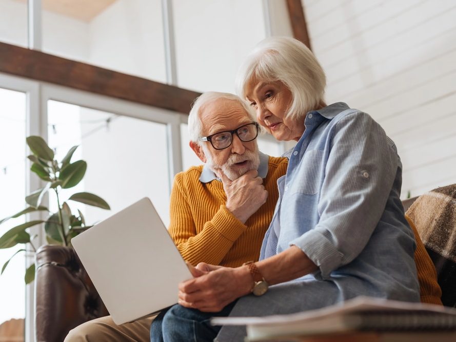 Couple qui calcule sa retraite