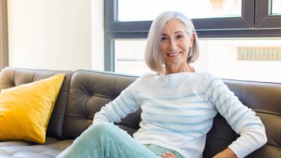 Femme avec une teinture inversée sur cheveux gris