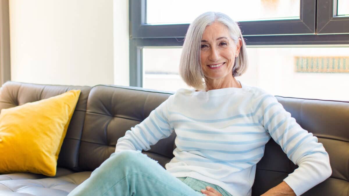 Femme avec une teinture inversée sur cheveux gris