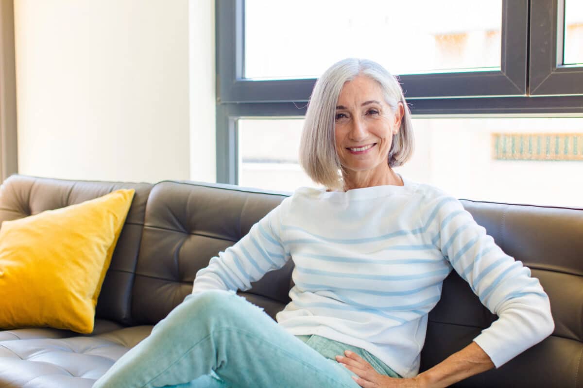 Femme avec une teinture inversée sur cheveux gris