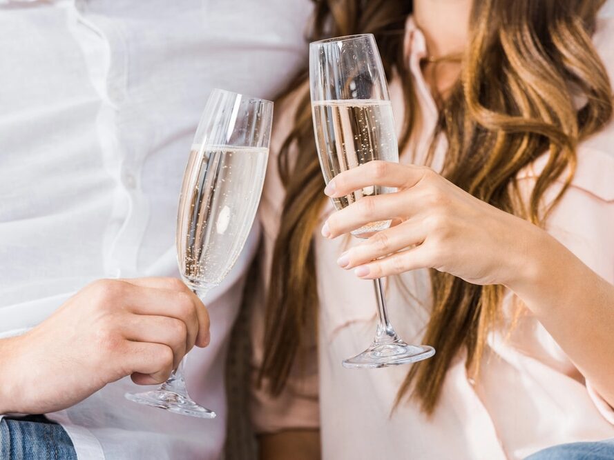 Couple qui boit du champagne
