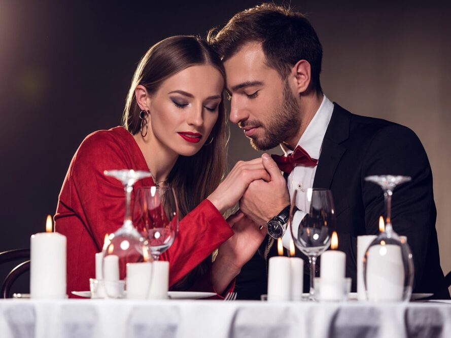 Couple amoureux au restaurant