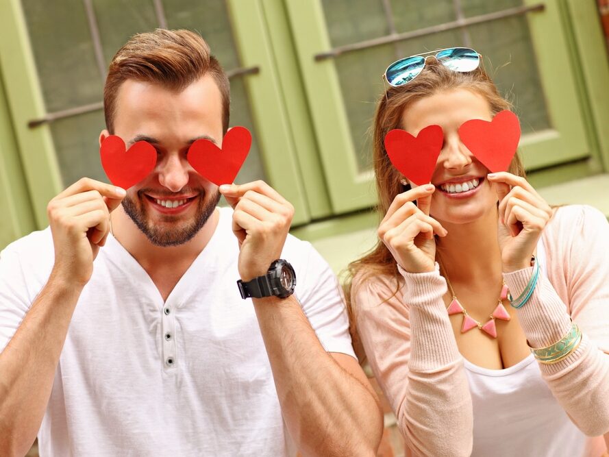 Couple romantique couvrant les yeux avec des cœurs