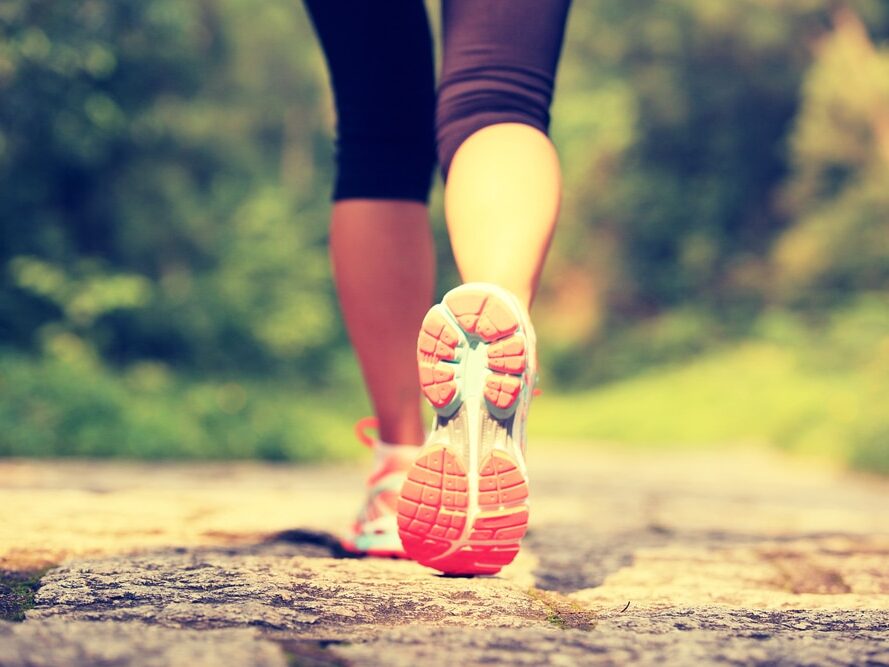 Femme qui marche pour perdre du poids