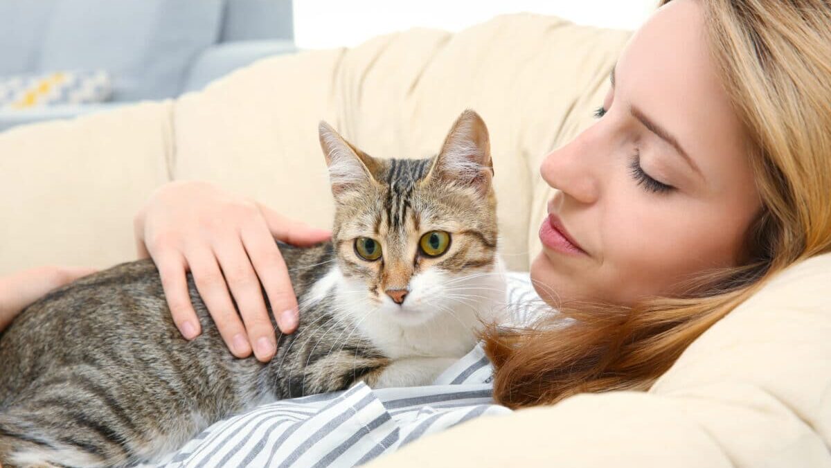 Femme avec un chat