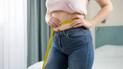 Femme testant le régime cosmonaute, méthode NASA pour une perte de poids rapide et stricte