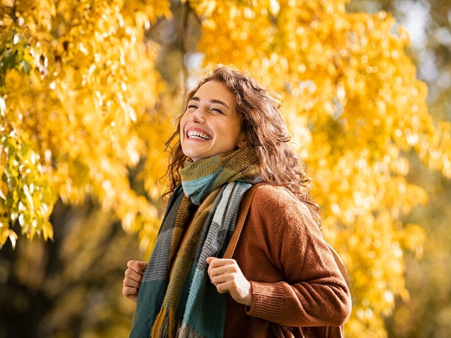 Une femme optimiste en automne