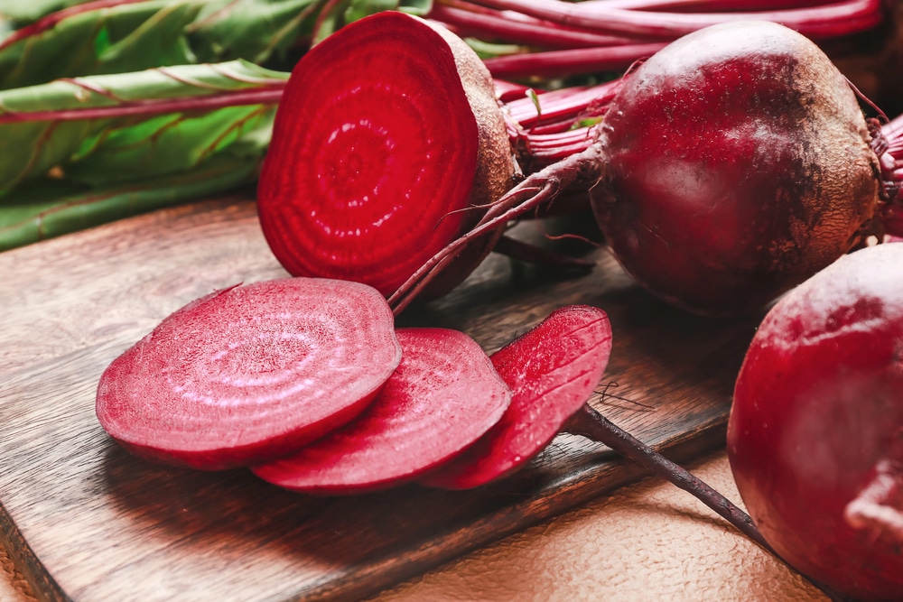 Betterave fraîche tranchée sur planche de bois