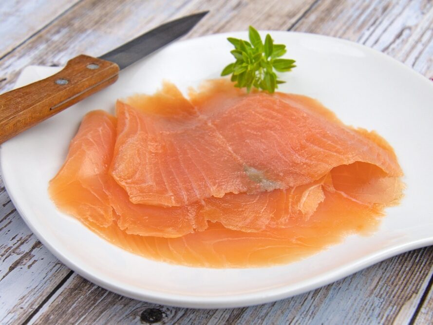 Assiette de saumon fumé sur une table
