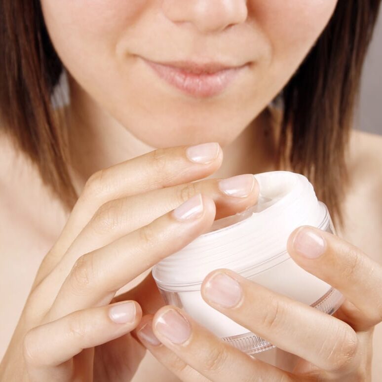 Appliquer une crème hydratante