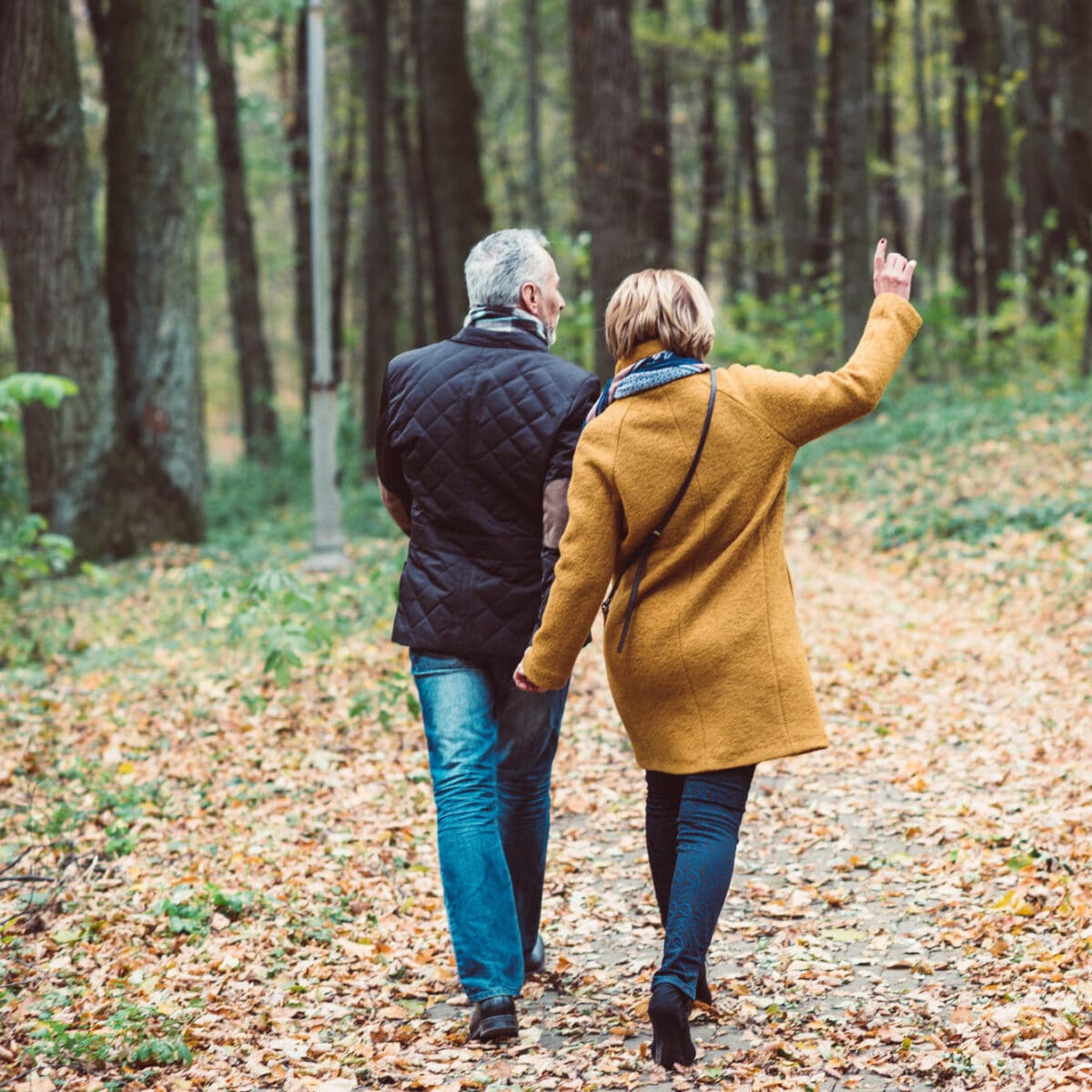 Couple qui marche pour rester en forme après 60 ans