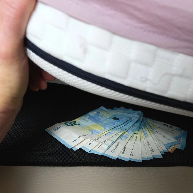 Argent sous le matelas