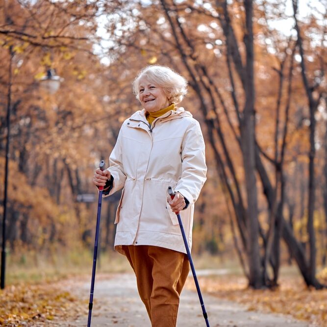 Femme de 60 ans qui marche en forêt