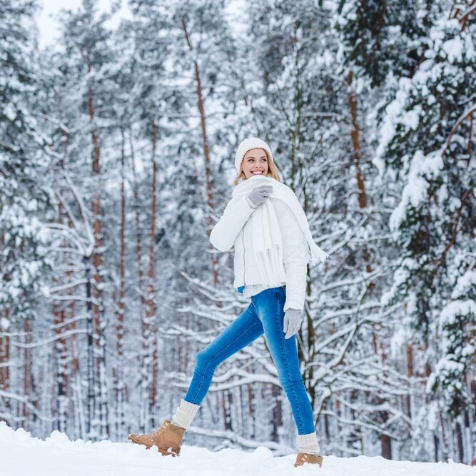 Femme qui marche en hiver pour perdre du poids