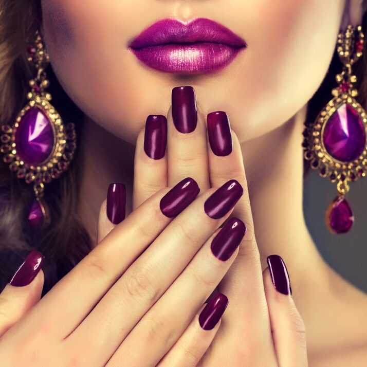 Manucure sombre et chic très tendance