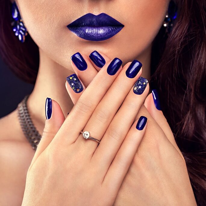 Une manucure sombre et chic sans faux pas