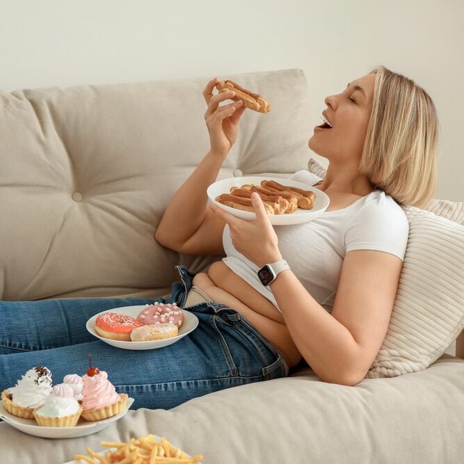 Belle femme avec des éclairs sur le canapé à la maison