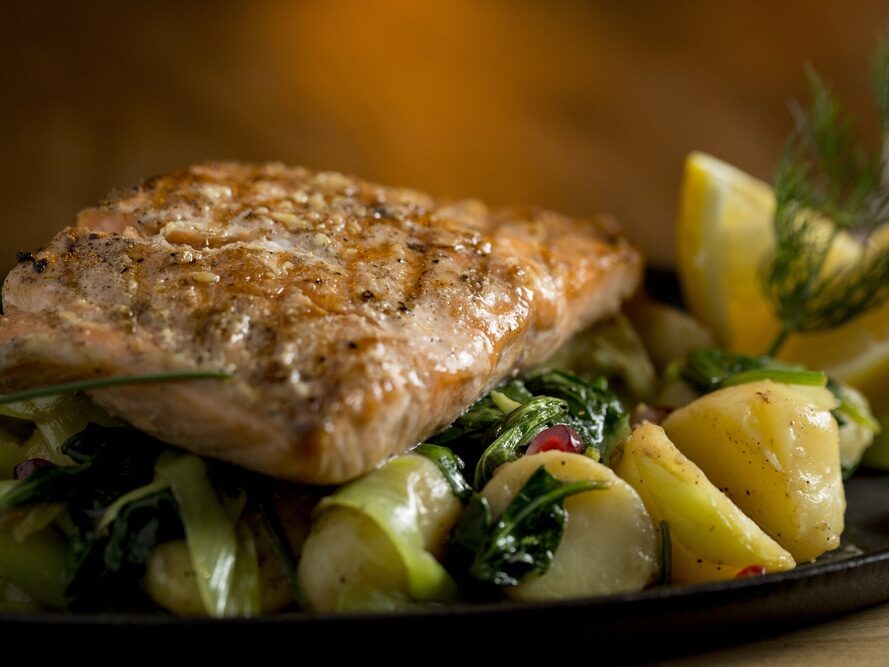 Filet de saumon avec pommes de terre râpées
