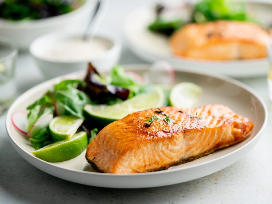 Filet de saumon grillé et salade de légumes frais