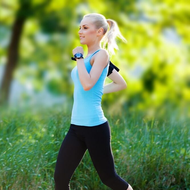 Une femme qui court pour perdre du poids