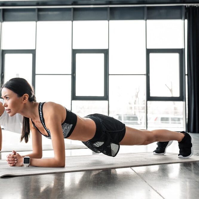 La planche sur les avant bras et les pointes de pieds