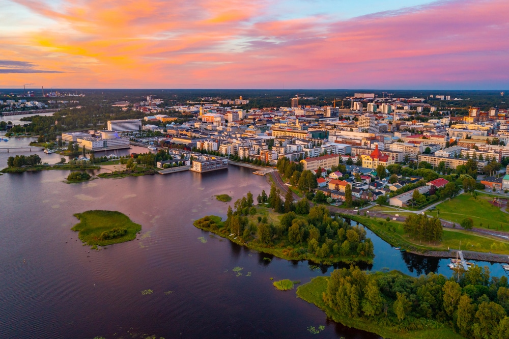 Coucher de soleil du centre de la ville de Oulu en finlande