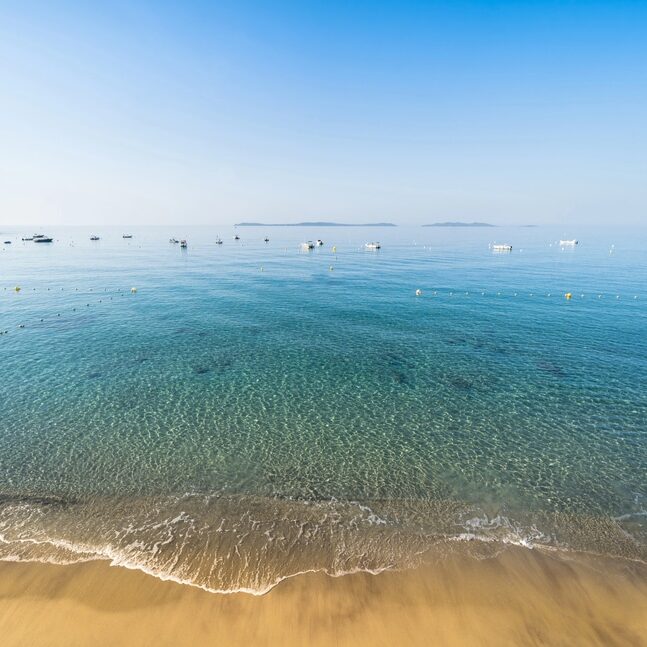 Célèbre Plage de Jean Blanc à l'eau turquoise au Lavandou