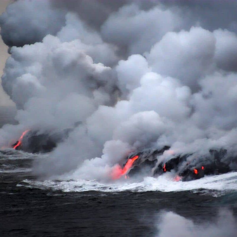 Coulée de lave se déversant dans l'océan à Hawaï Big Island.