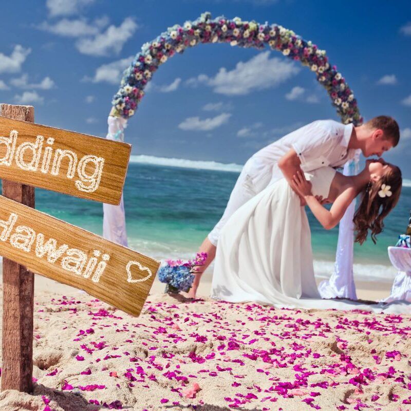 Couple de mariés sur une plage à Hawaï.
