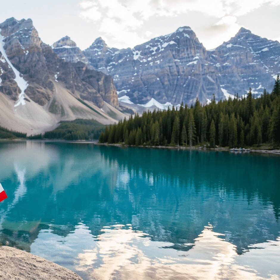 Lac alpin et aventureuse contemplative