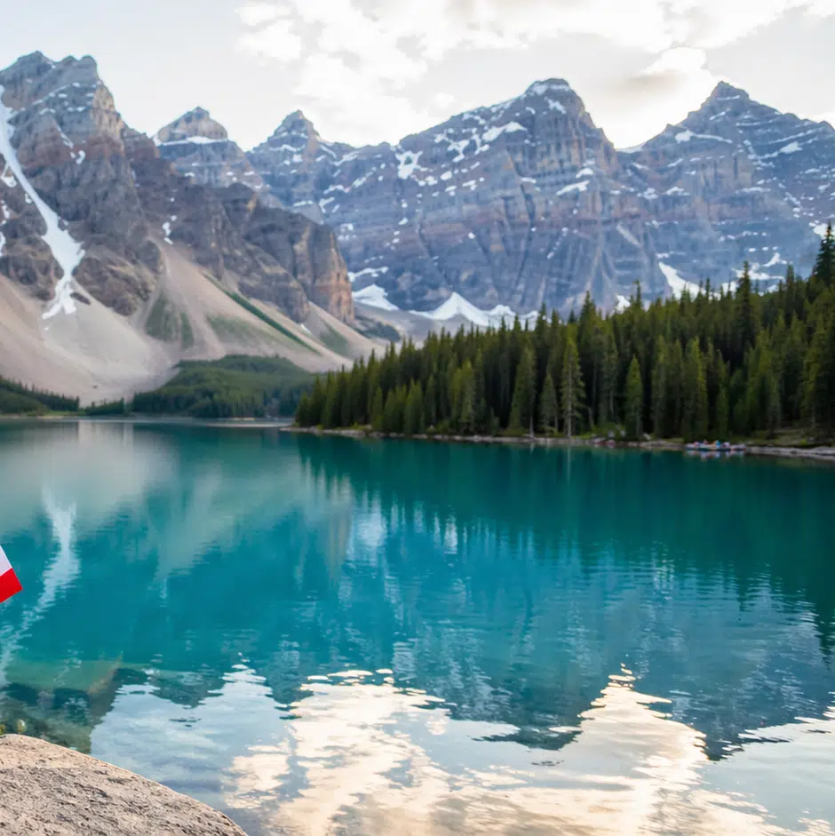 Lac alpin et aventureuse contemplative