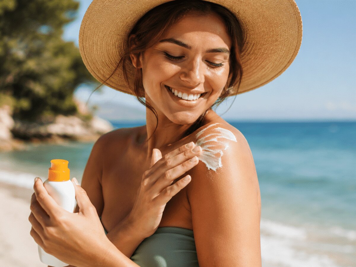 Femme appliquant de la crème solaire