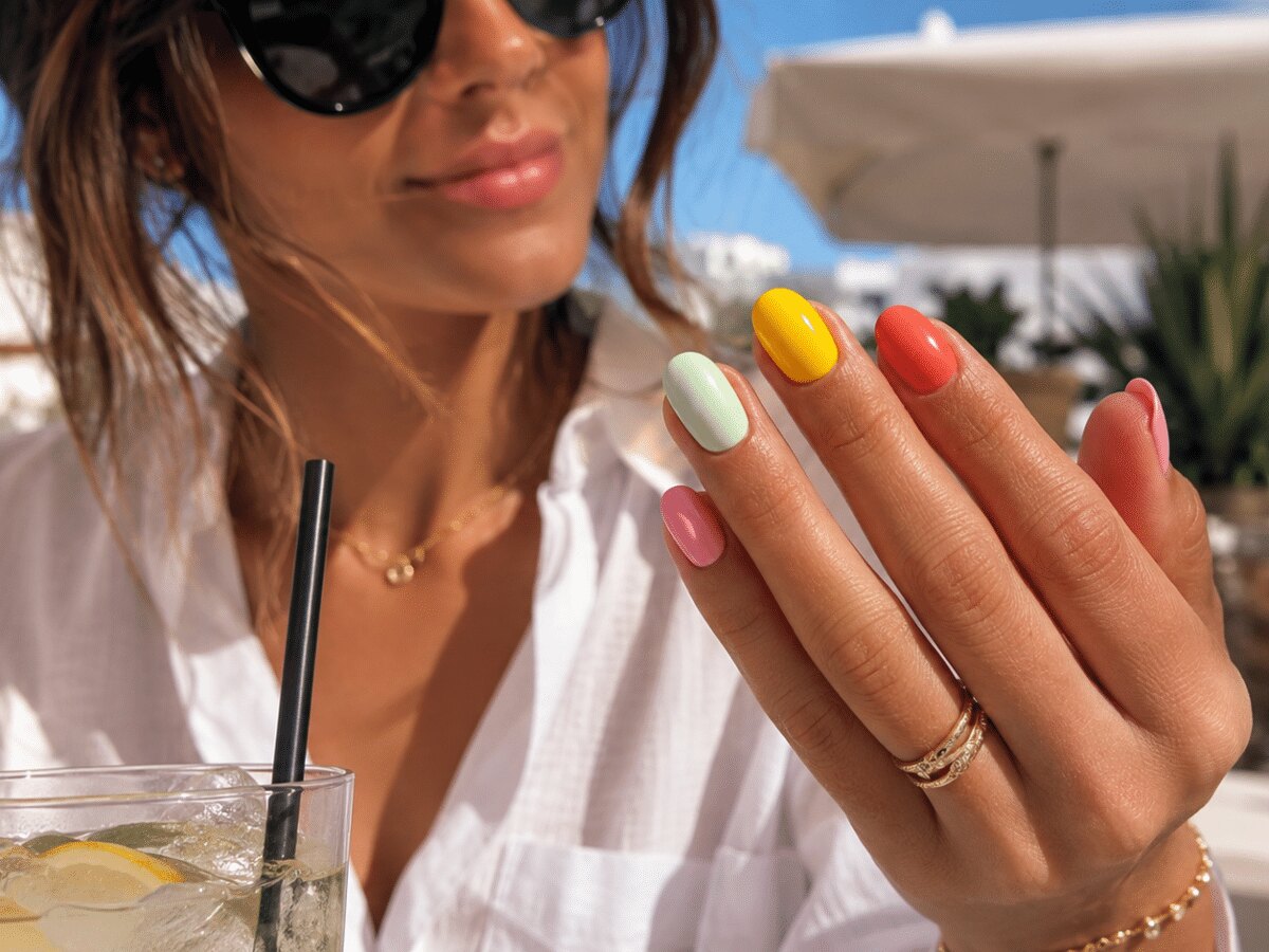 Femme avec du vernis semi-permanent
