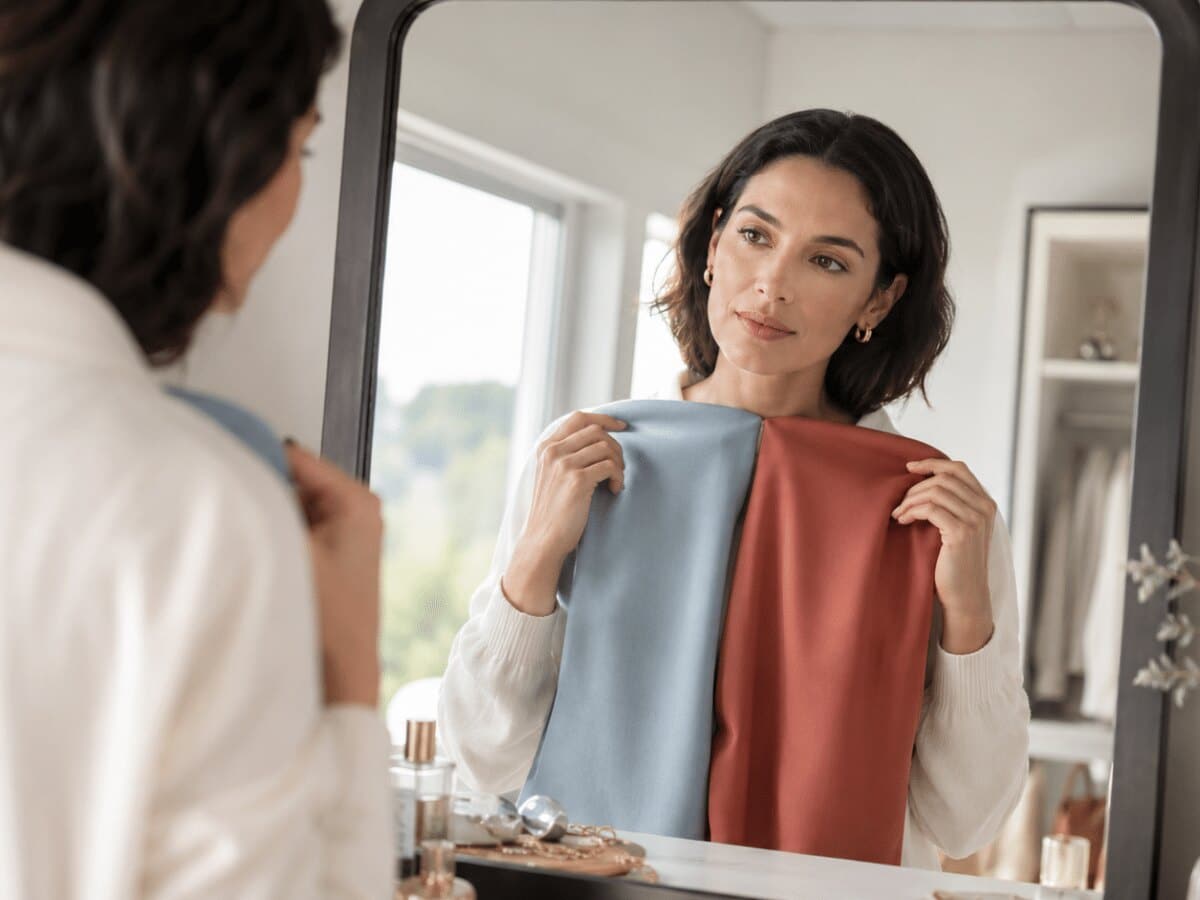 Choix de couleurs devant le miroir
