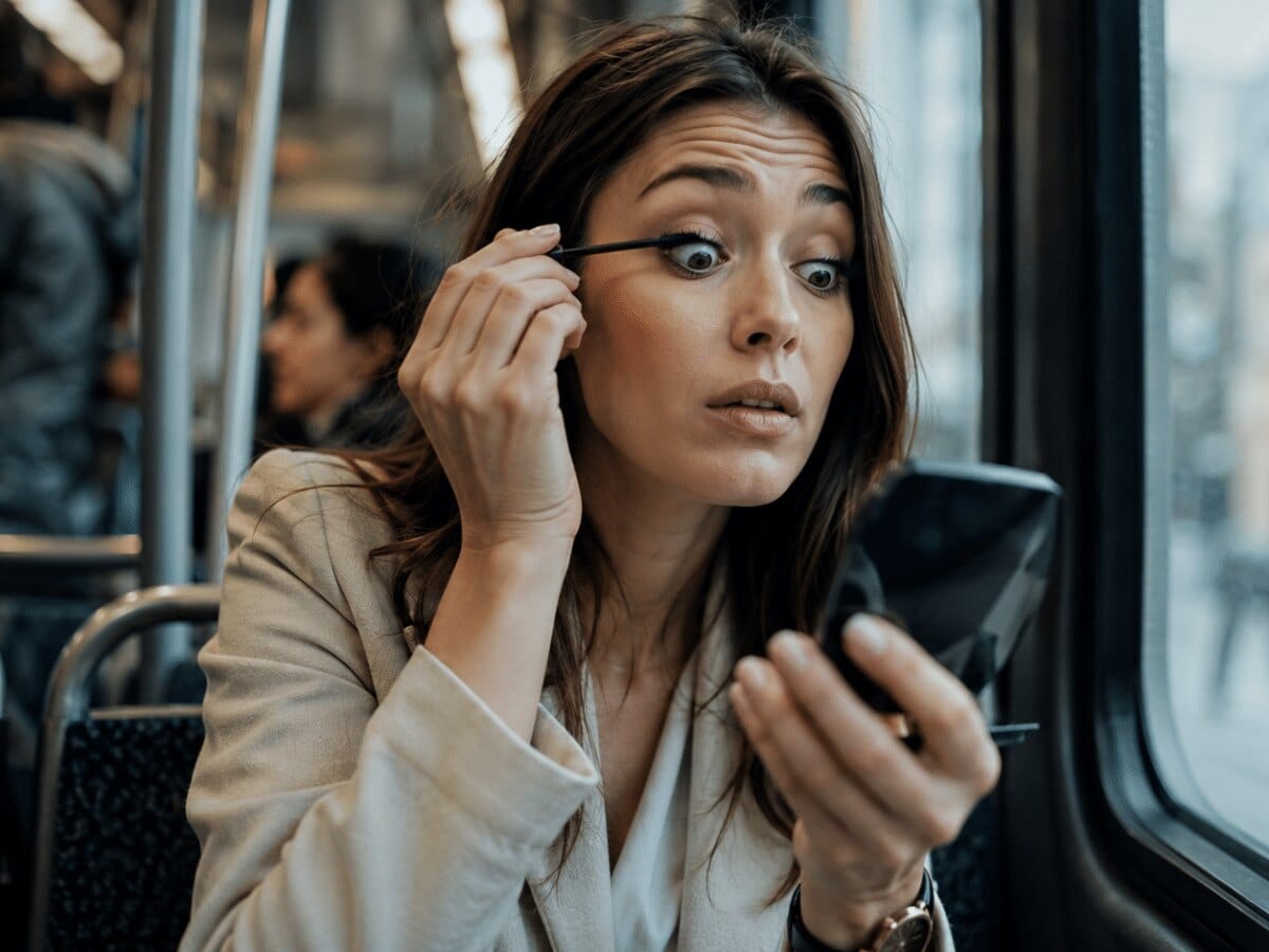 Se maquiller dans les transports
