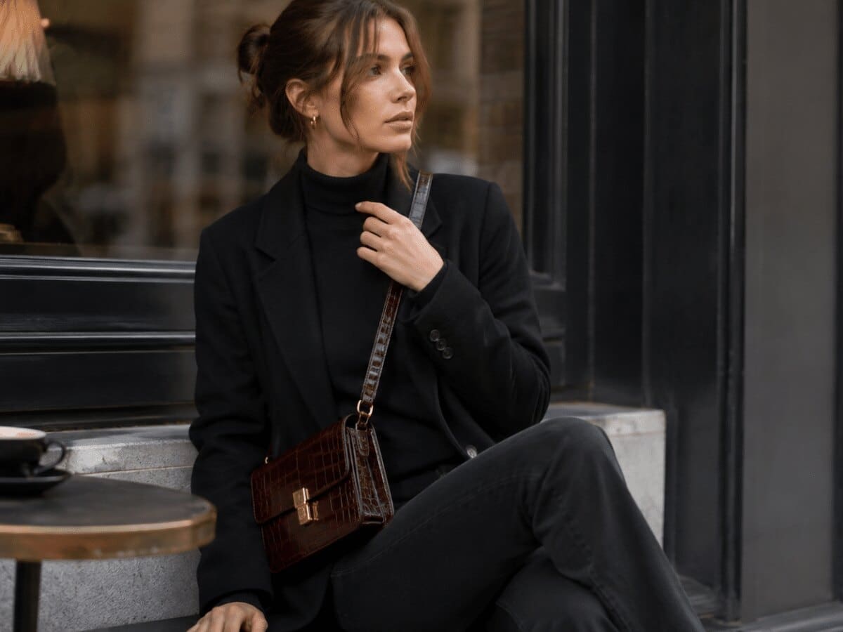 Porter un sac bandoulière croco sans surcharger sa tenue