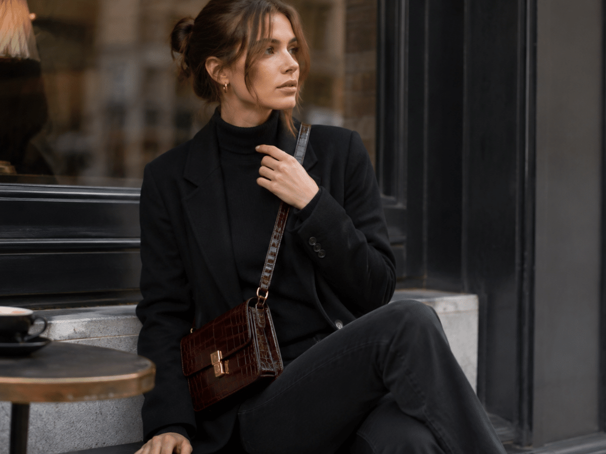 Porter un sac bandoulière croco sans surcharger sa tenue